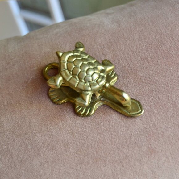 Vintage Golden Tone Turtle Paper Clip Paperweight - Picture 1 of 9